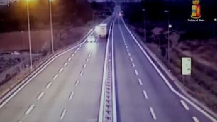 Tir contromano in autostrada: fermato camionista bulgaro
