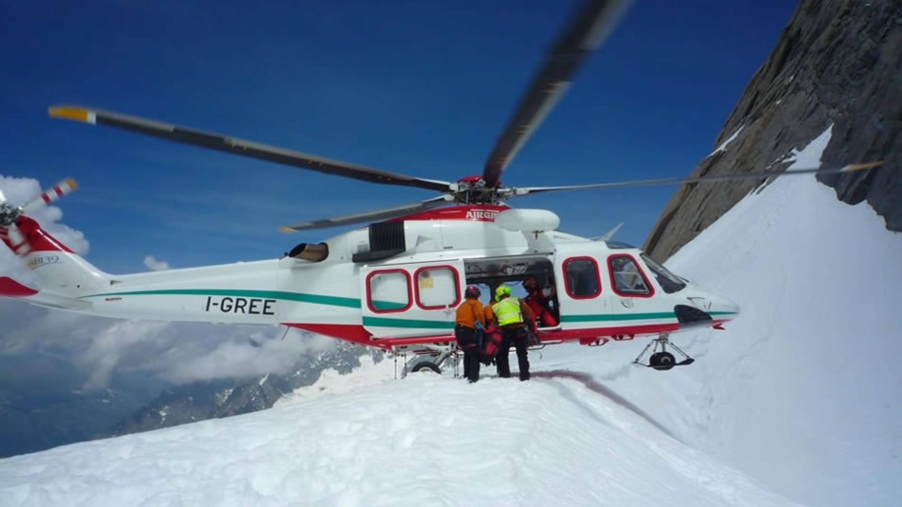 Courmayeur, muore sciando a 21 anni: fatale l'impatto con un albero