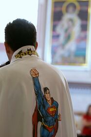 In Messico il prete superman: "spara" l'acqua sui fedeli 5