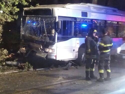 Roma, autobus si schianta contro un albero a Villa Borghese