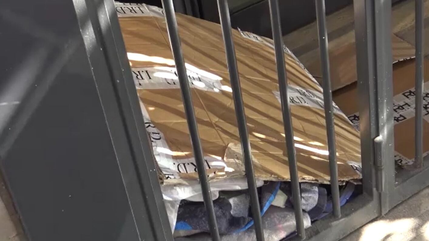 Roma, a via Barberini i negozi chiusi sono diventati rifugi per i clochard