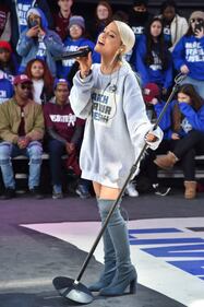 Ariana Grande dimentica troppo spesso i pantaloni 3