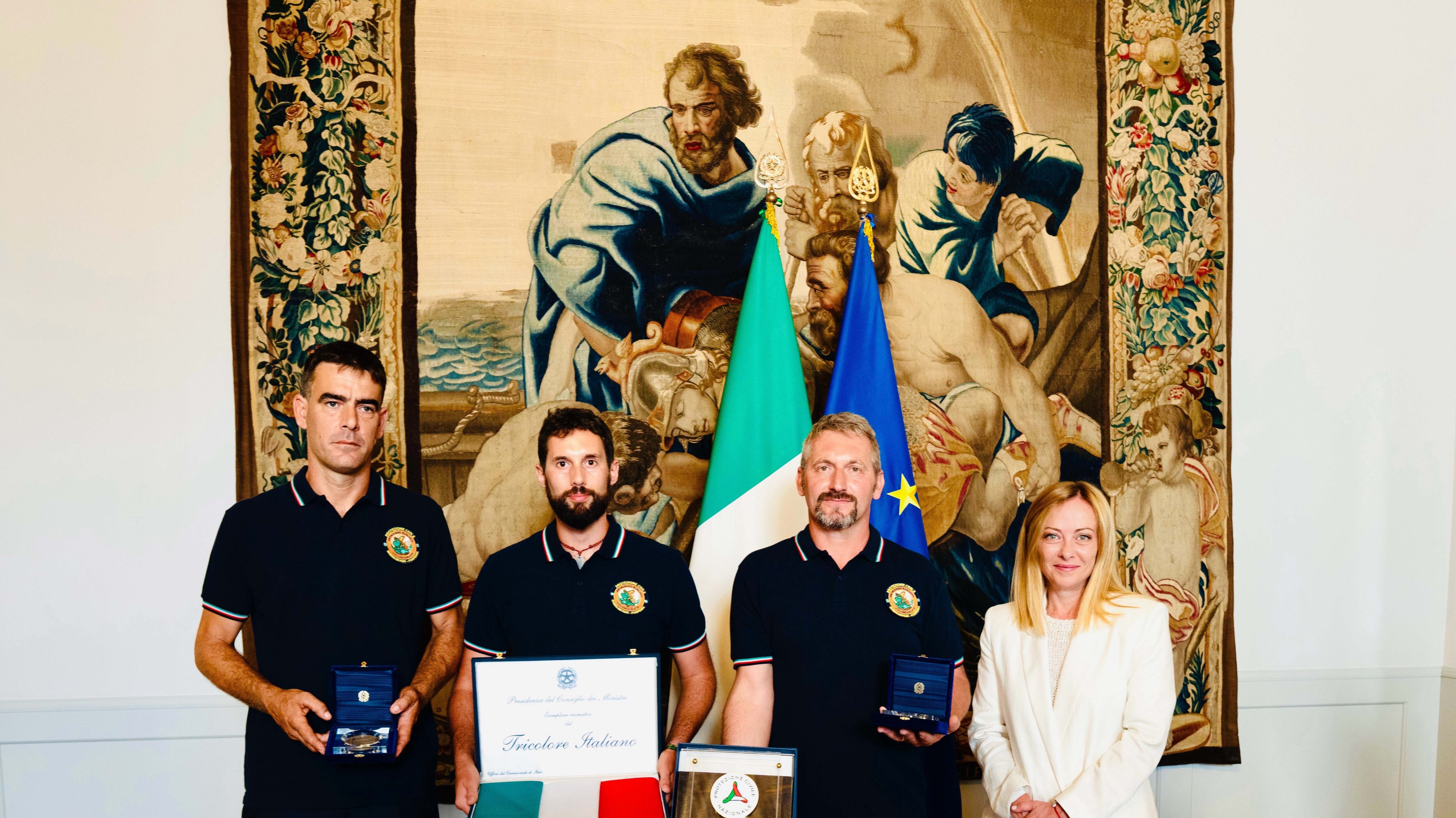 "Siete l'Italia più bella". L'omaggio di Meloni ai volontari che hanno trovato il piccolo Allen