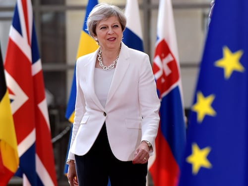 May sigla l'accordo di governo: ha l'appoggio dei nordirlandesi