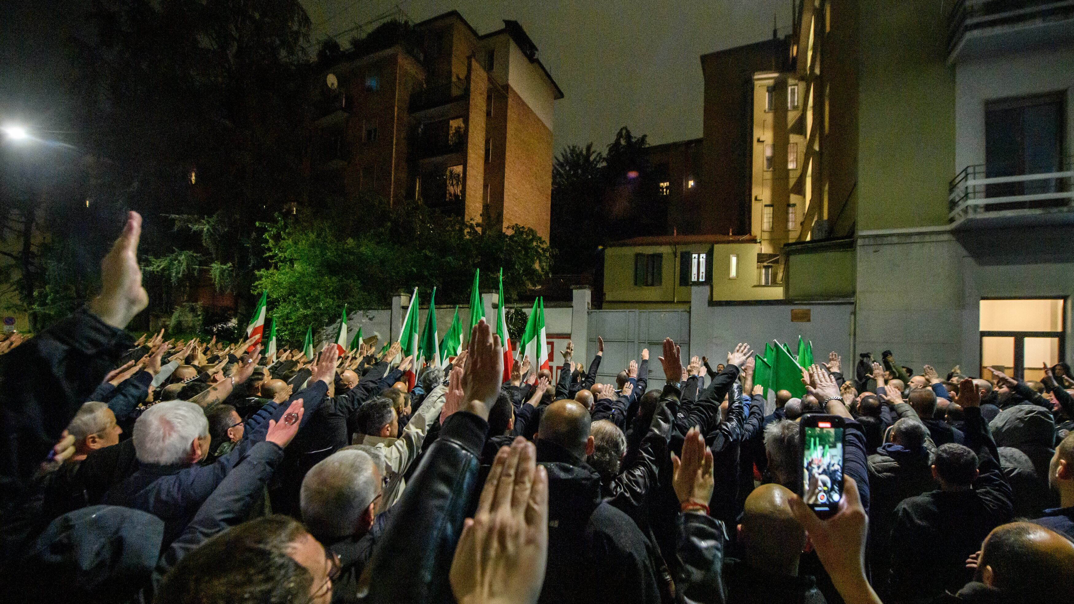 Il saluto romano non è reato. Non c'è stato alcun pericolo di riorganizzare il partito fascista