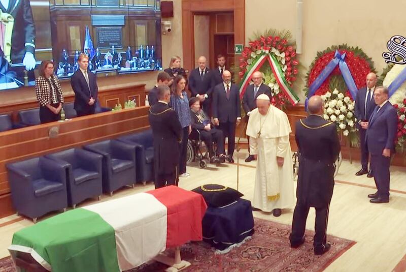 Papa Francesco a Palazzo Madama per Napolitano: l'omaggio a sorpresa del pontefice 12