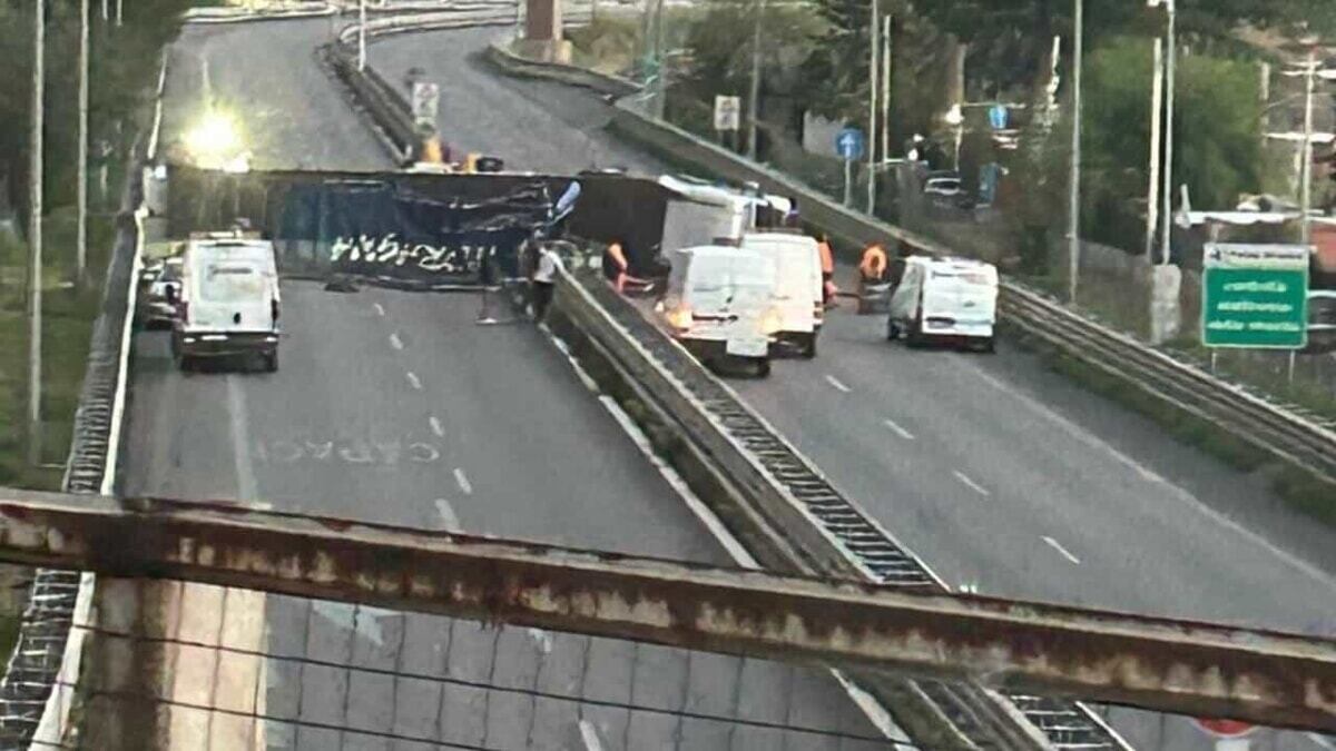 Il tir ribaltato paralizza l'A29. L'incredibile incidente in autostrada