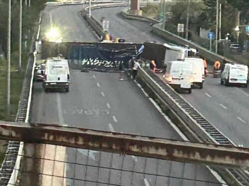 Il tir ribaltato paralizza l'A29. L'incredibile incidente in autostrada