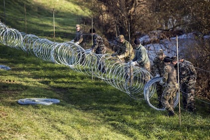 La Slovenia alza il muro 6