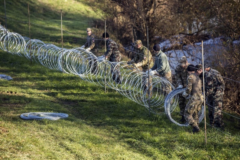 La Slovenia alza il muro 6