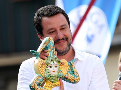 Salvini riceve da un bambino un disegno che lo ritrae: "Tu sei il nostro futuro"