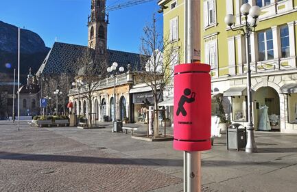 Bolzano, "paracolpi" sui pali per proteggere i pedoni con lo smartphone 2