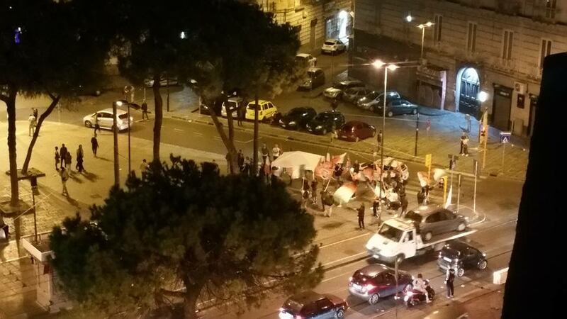 Tensioni a Napoli, i centri sociali fronteggiano Casapound: volano bottiglie al Vasto 5