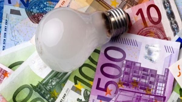 Non paghi le bollette in tempo? Le società ti perseguitano a vita