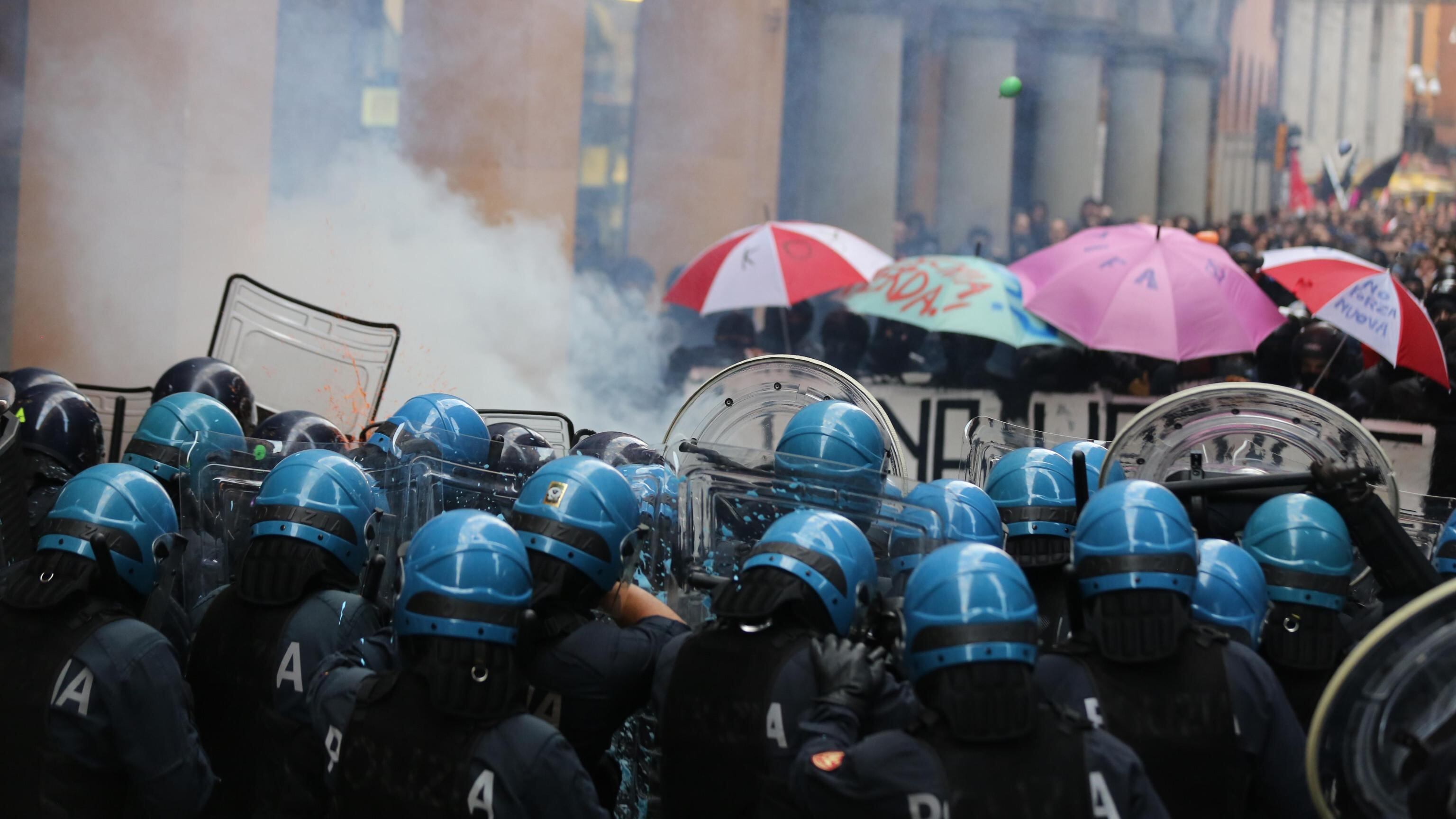 A Bologna la violenza del corteo antagonista