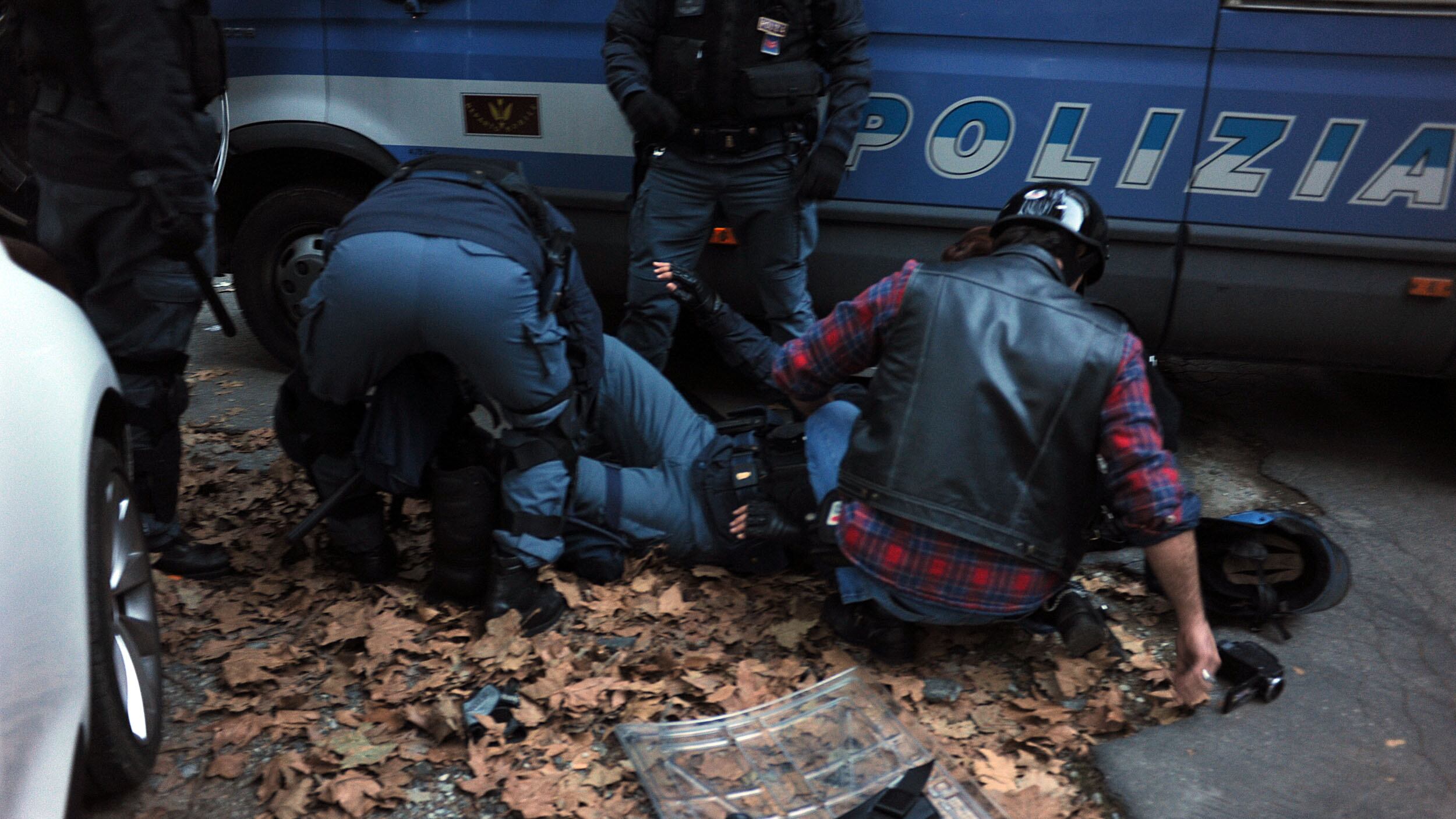 Gli agenti restano senza scudo: costretti a pagarsi medici e legali