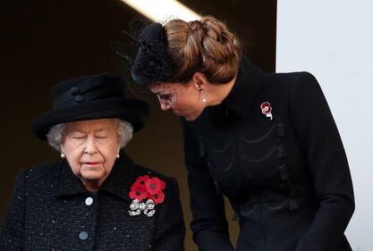 La Regina Elisabetta II, Camilla Parker Bowles e Kate Middleton al Remembrance Day: foto 2
