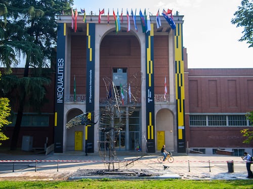 Milano, in fiamme la Balena di Allegrucci alla Triennale: arrestato il piromane egiziano