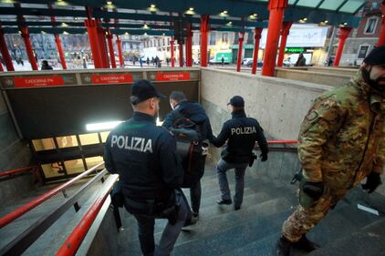 Milano, allarme bomba nella metropolitana a Cadorna 10
