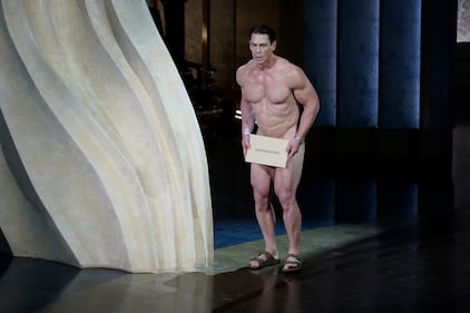John Cena nudo agli Oscar per la consegna del premio per i Migliori Costumi