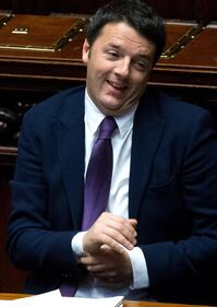 Renzi con il computer sui banchi del governo 7