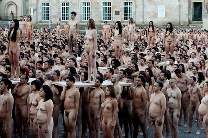 Bogotà, 6mila nudi in piazza: in posa per Tunick 15