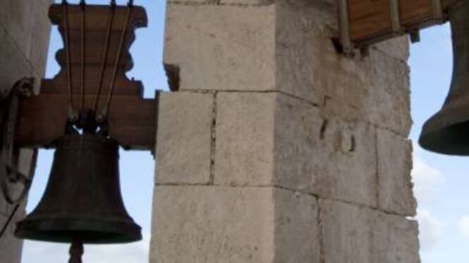 Corato, si stacca una lastra dal campanile
