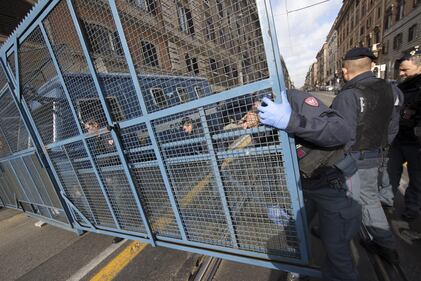 Roma blindata, la polizia usa le gabbie 4
