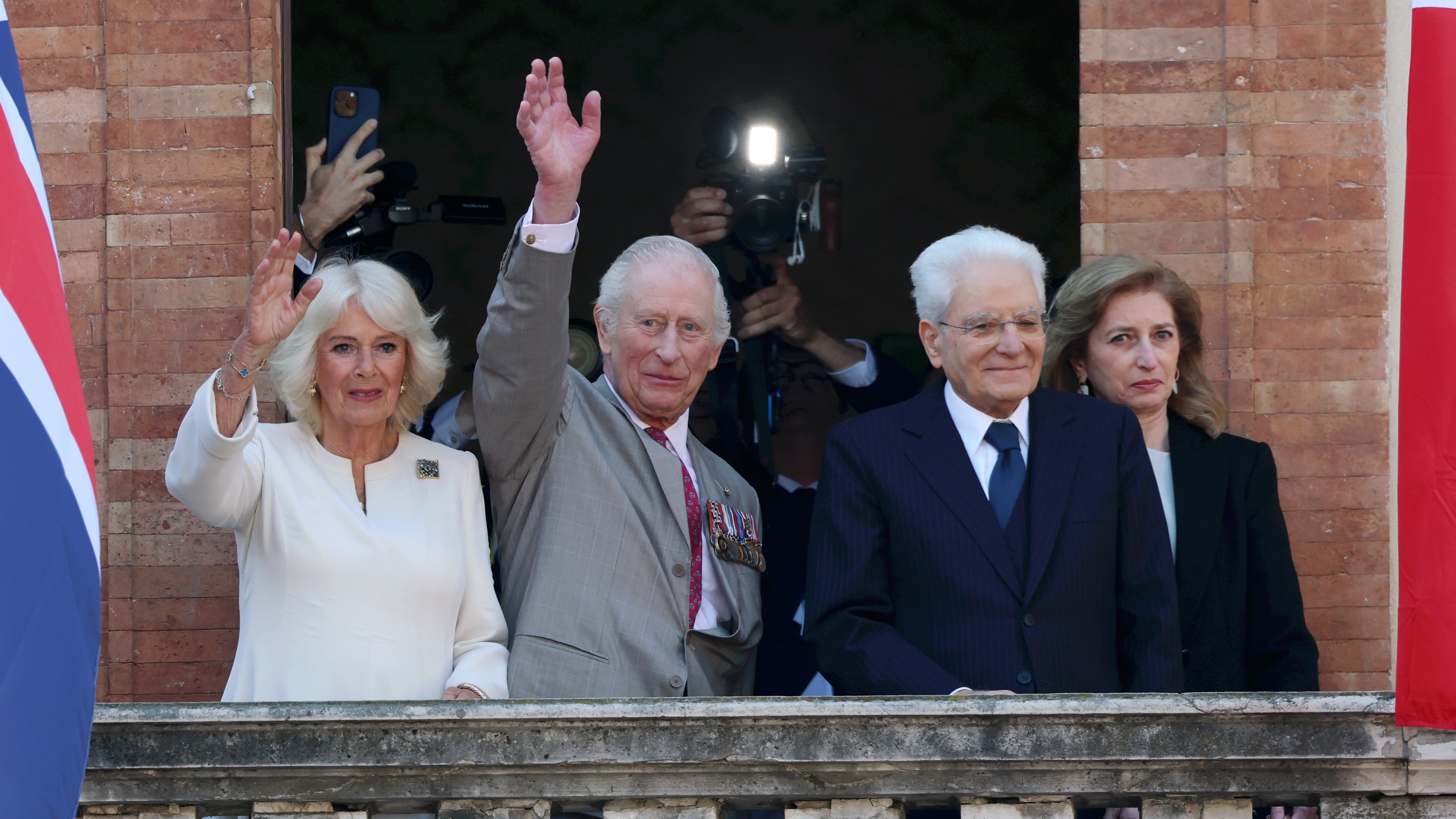 Dante e cappelletti, Carlo saluta l'Italia
