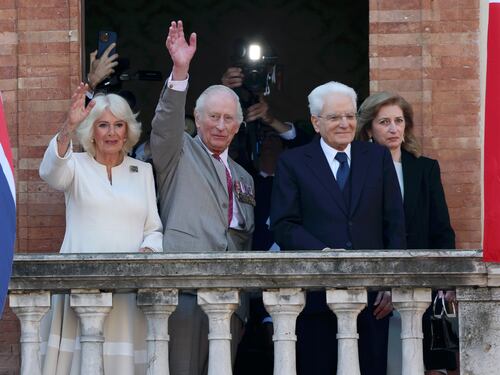 Dante e cappelletti, Carlo saluta l'Italia