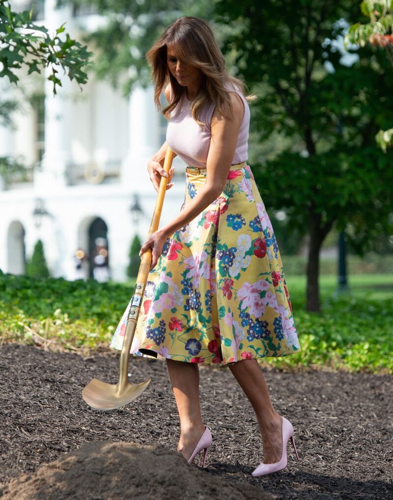 Melania Trump nell'orto con i tacchi: foto 10