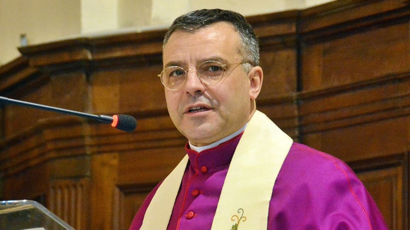 Ruba in chiesa, si pente e restituisce tutto al parroco durante la confessione