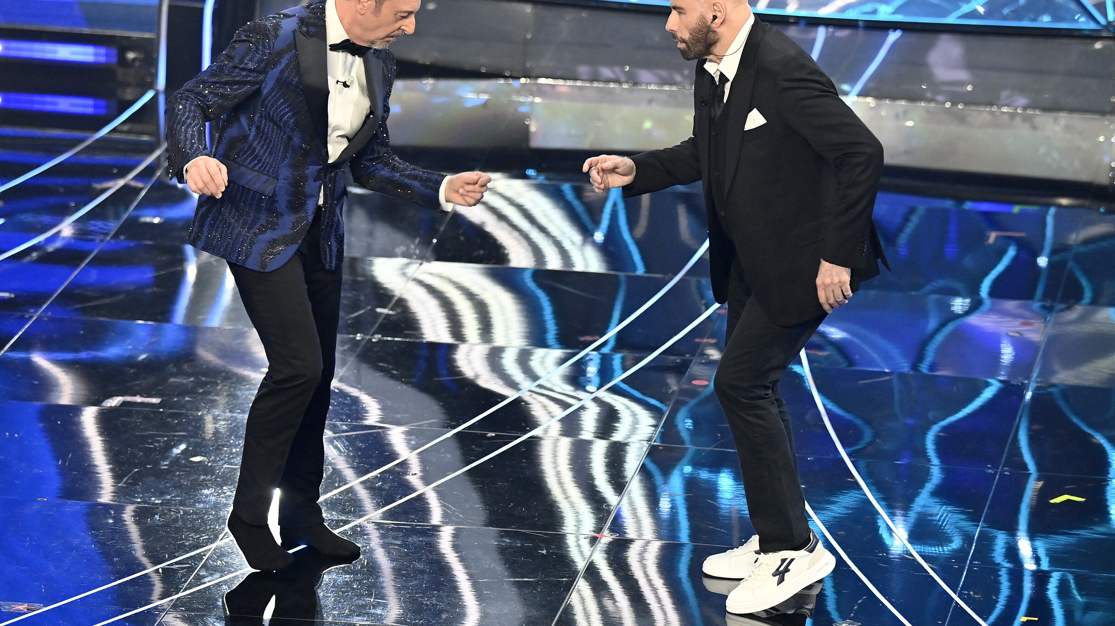 Grease, Pulp Fiction e ballo del qua qua: John Travolta duetta a Sanremo con Amadeus e Fiorello