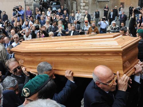 Quello strano funerale senza il Vaticano in chiesa