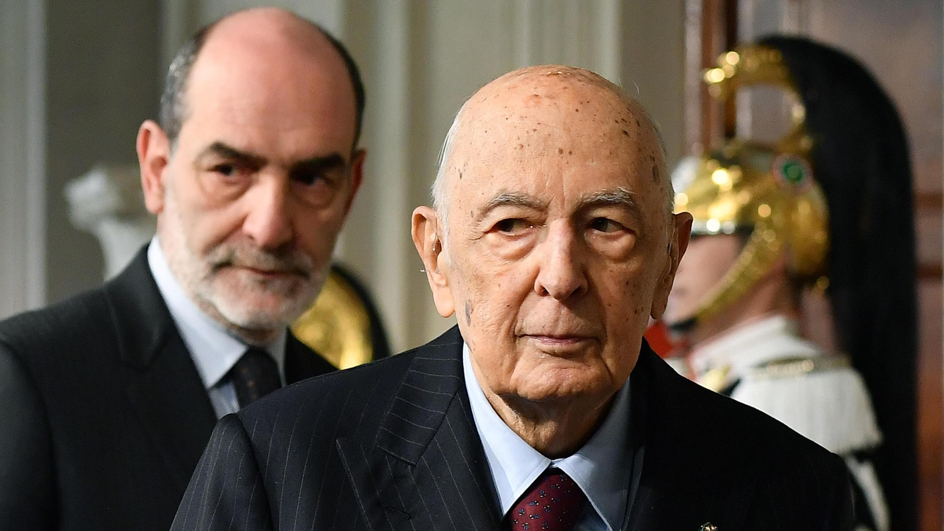 Napolitano sepolto e i rifiuti di Roma, Gramelllini disperato e il Papa: quindi, oggi...