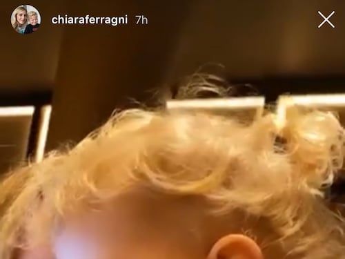 Leone alle prese col suo primo codino. La rete: "Sembra una bambina"
