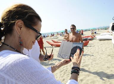 Aereo con uno striscione pro-Berlusconi nel cielo lucchese 4