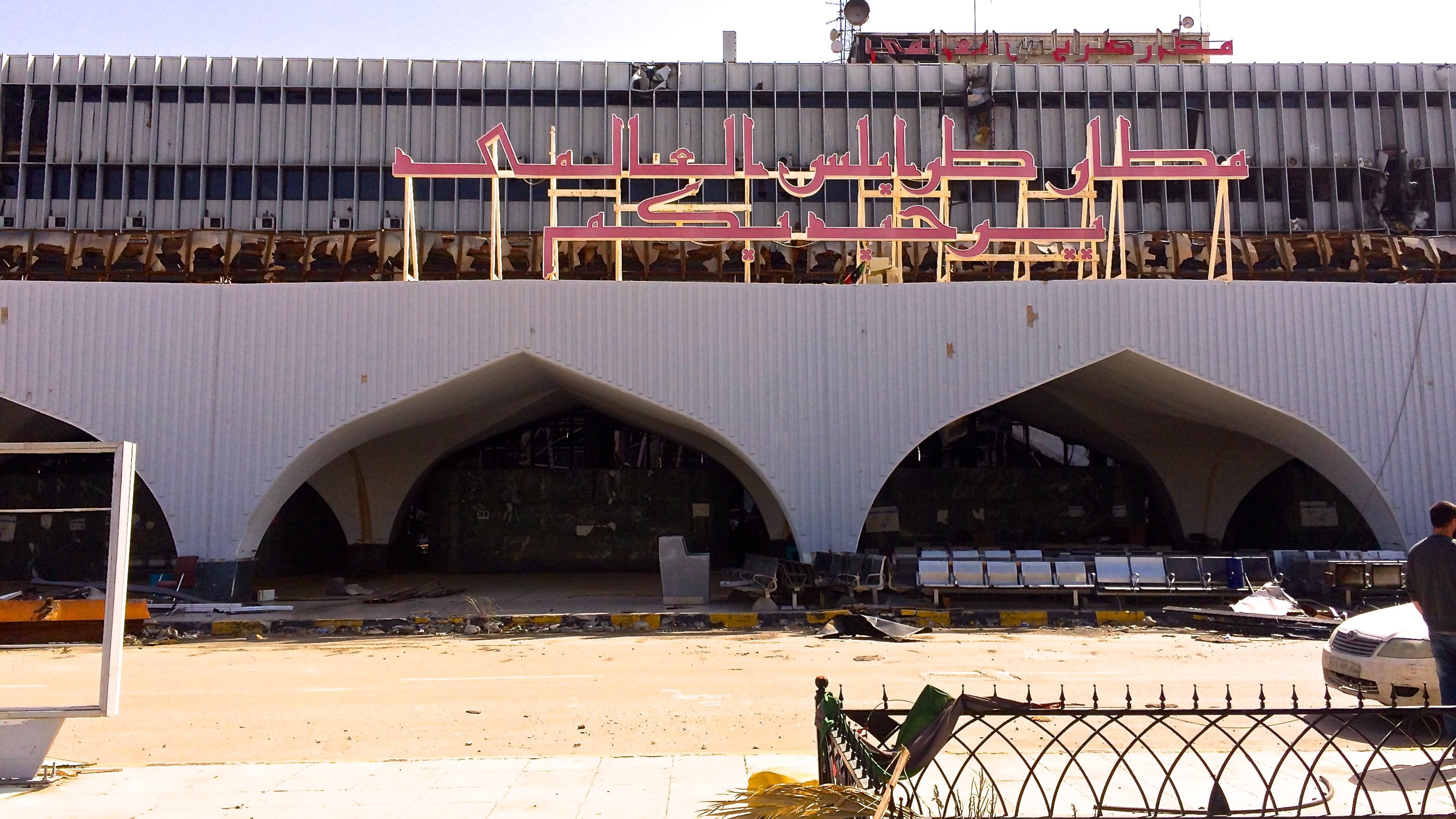 Tripoli, l'aeroporto distrutto: qui ha inizio la guerra civile