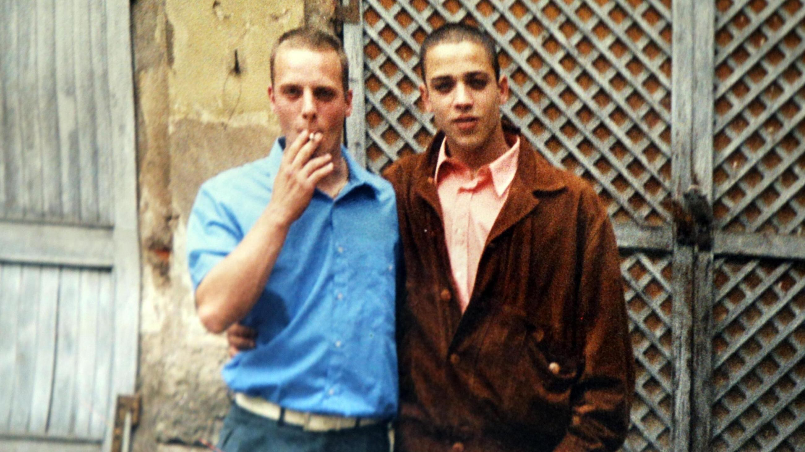 Trovati i covi dell'evaso: sul muro la sua fotografia