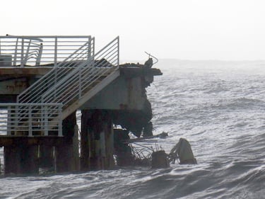 Marina di Massa, cargo si schianta contro il pontile e lo demolisce 11