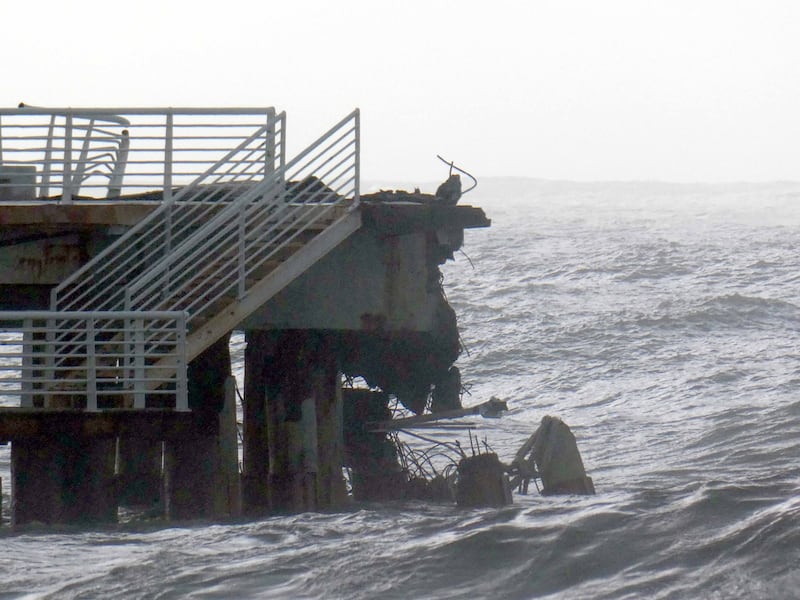 Marina di Massa, cargo si schianta contro il pontile e lo demolisce 11