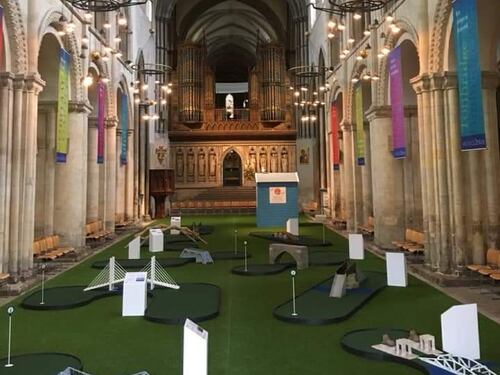 Regno Unito, la cattedrale di Rochester diventa un campo da golf