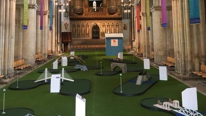 Regno Unito, la cattedrale di Rochester diventa un campo da golf