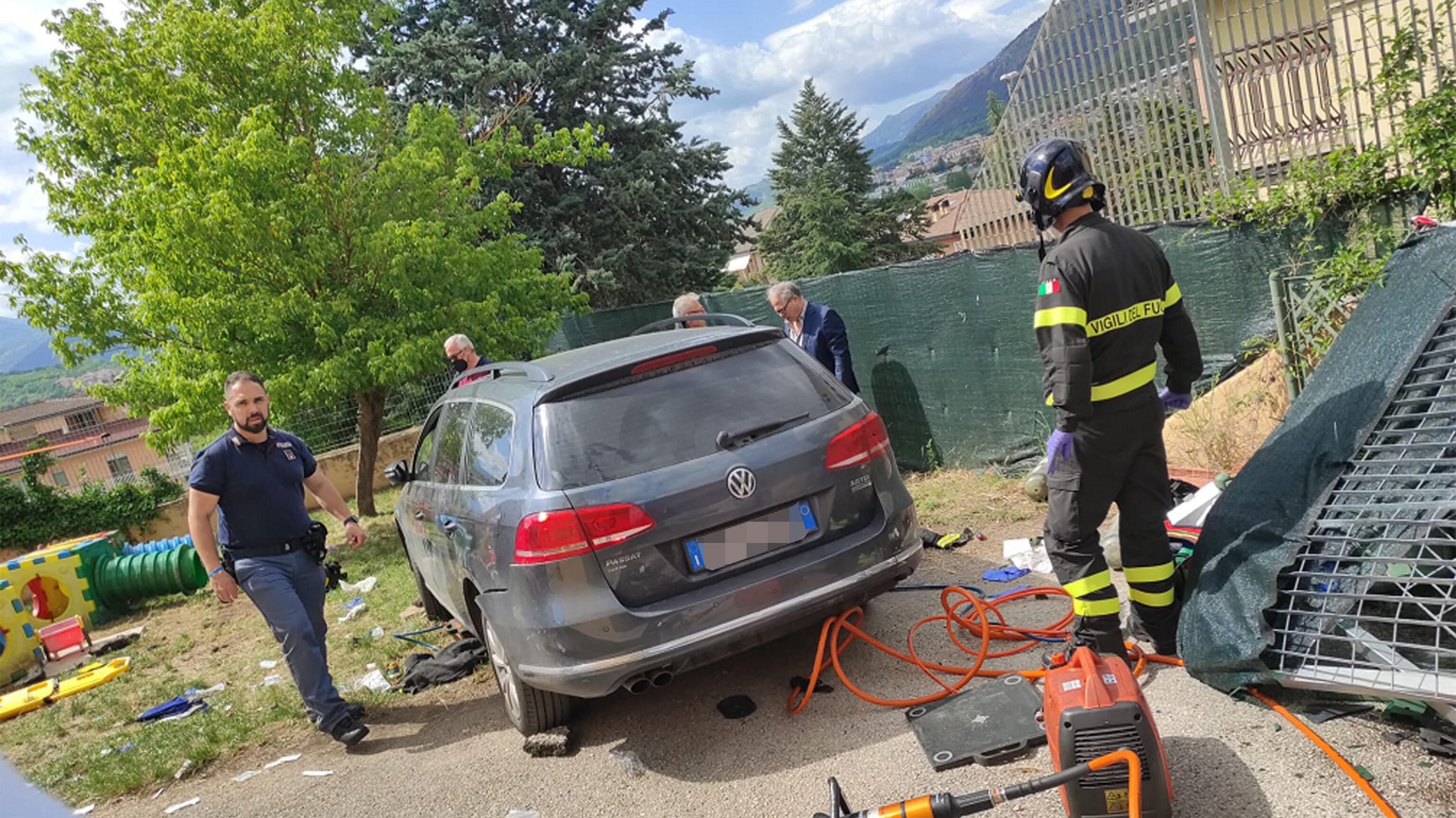 Marcia inserita, freno a mano? I dubbi sull'incidente all'asilo