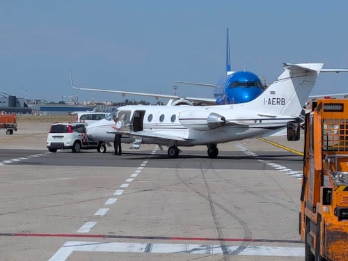 Aeroporto di Linate, incidente tra jet privato e un’auto che non frena: cosa è successo