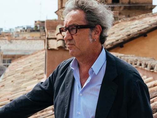 La morte improvvisa dei genitori, il Premio Oscar e l'amore per Napoli: chi è Paolo Sorrentino, che aprirà il Festival di Venezia