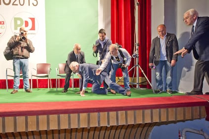 Cpitombolo del segretario Epifani sul palco di Avellino 1