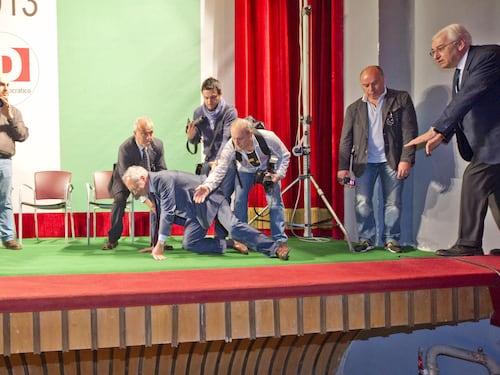 Capitombolo del segretario Epifani sul palco di Avellino