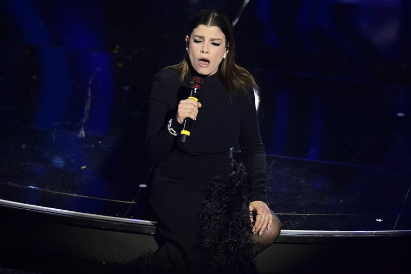 Sanremo 2024: ecco il look della quarta serata del Festival di Emma 2