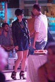 Dolcenera sexy in minigonna sulla Versilia notturna 28